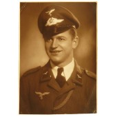 Photo d'un soldat du service terrestre de la Luftwaffe portant un chapeau à visière.